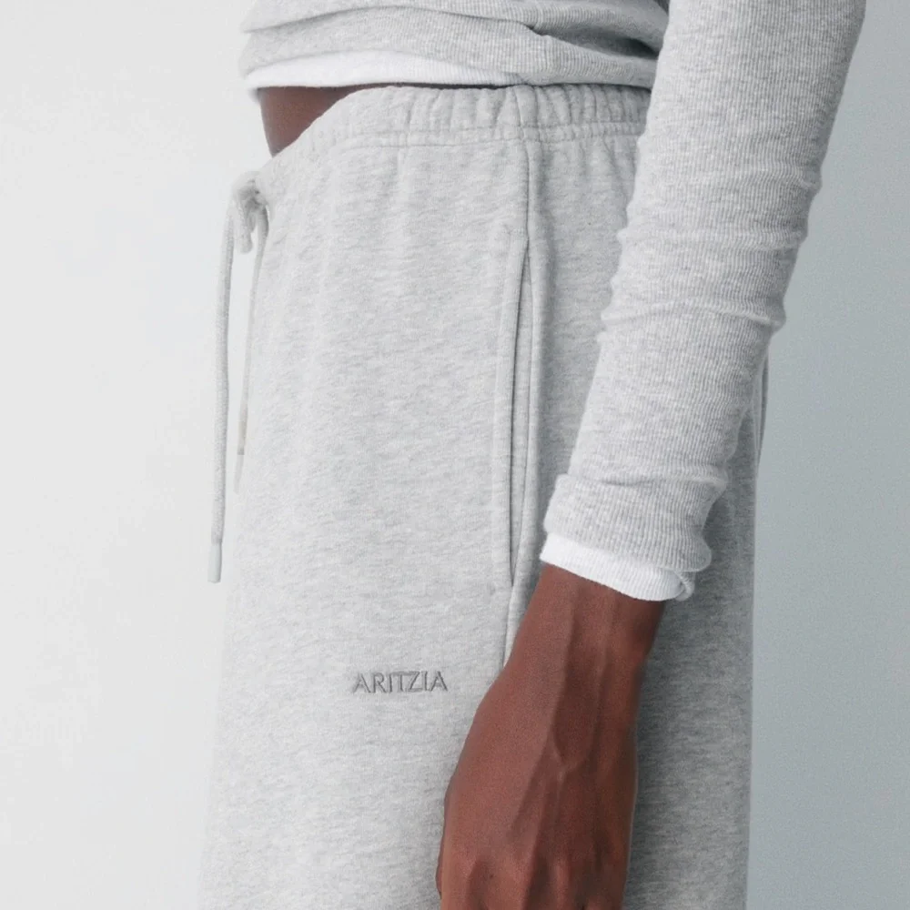 Aritzia Cozy Sweatfleece Mega Flutter™ Sweatpant in Heather Chrome - Picture 3 of 9